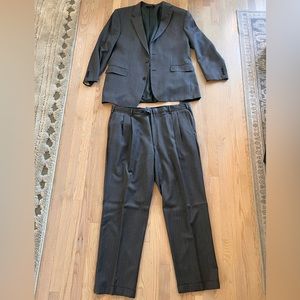 Men’s Jos A. Bank Herringbone gray suit - jacket 46L, pants 40R